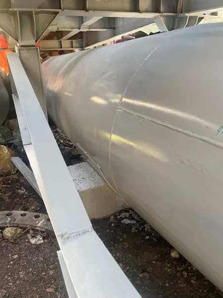 Tubería industrial de gran diámetro con pintura nueva